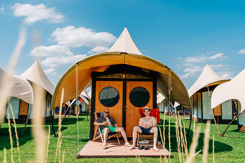 לינה בפסטיבל טומורולנד לינה בפסטיבל טומורולנד