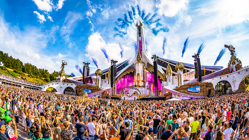 הופעה בבמה המרכזי של טומורולנד הופעה בבמה המרכזי של טומורולנד